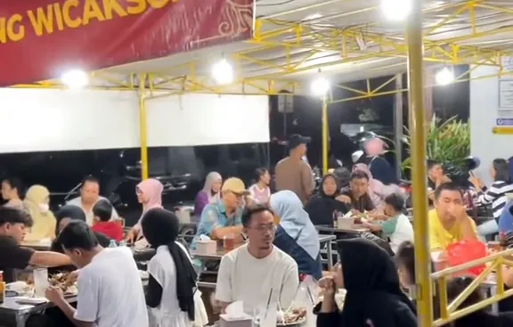 Tenda Ayam Panggang Wicaksono penuh pengunjung pada malam Minggu